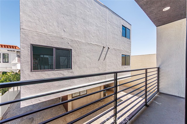 Detail Gallery Image 11 of 29 For 1859 Crenshaw Bld, Los Angeles,  CA 90019 - 4 Beds | 3 Baths