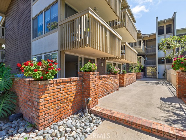 6526 Ocean Crest Drive, Rancho Palos Verdes CA: https://media.crmls.org/medias/268fd9d0-6d58-48ae-a65e-86da336feeed.jpg