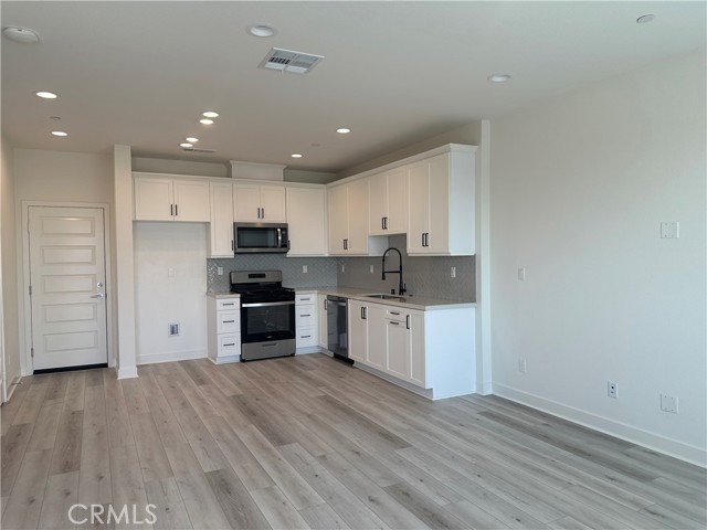 Detail Gallery Image 3 of 25 For 4230 S Hollyhock Paseo #82,  Ontario,  CA 91761 - 3 Beds | 2/1 Baths