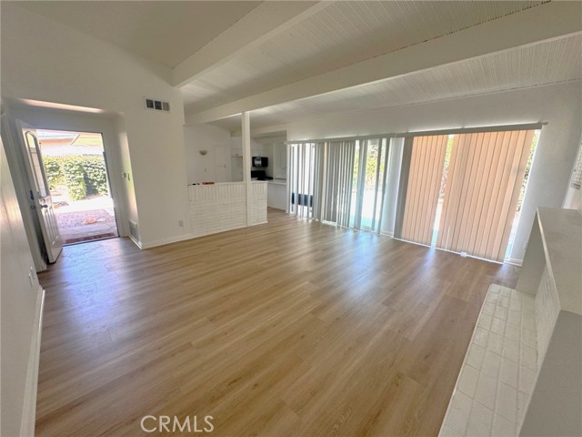 Detail Gallery Image 4 of 22 For 17731 Elkwood St, Reseda,  CA 91335 - 3 Beds | 2 Baths