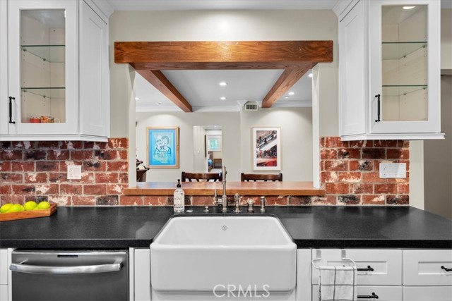 Detail Gallery Image 23 of 52 For 1167 Roxbury Dr #103,  Los Angeles,  CA 90035 - 2 Beds | 4/1 Baths