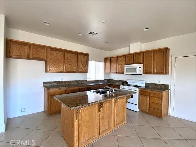 7666 Poppy Boulevard, California City CA: https://media.crmls.org/medias/269b0dce-badd-4b48-8385-1233e15ab4a4.jpg