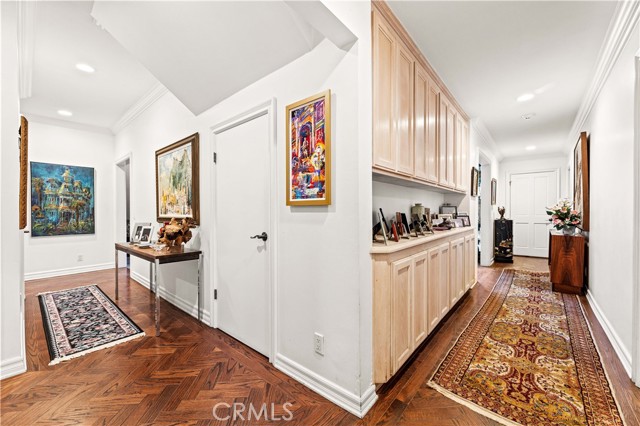 Detail Gallery Image 8 of 46 For 4960 Densmore Ave, Encino,  CA 91436 - 5 Beds | 5/2 Baths