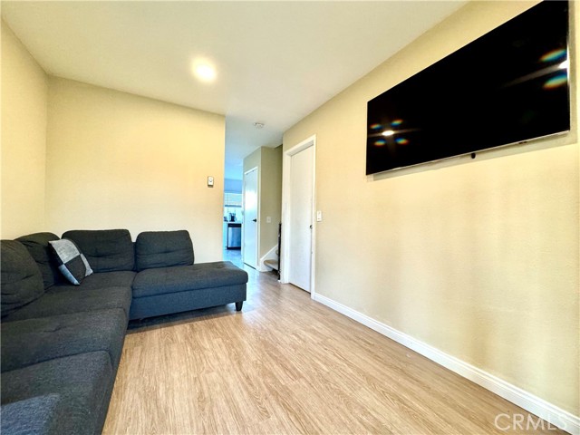 Detail Gallery Image 4 of 22 For 331 W Alton Ave #C196,  Santa Ana,  CA 92707 - 4 Beds | 2 Baths