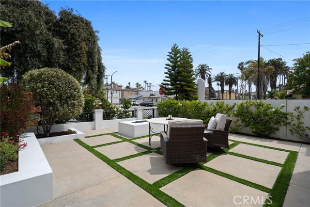 303 12th Street, Huntington Beach CA: https://media.crmls.org/medias/26a28a37-15fe-4e9f-bc44-45ef9869bcd8.jpg