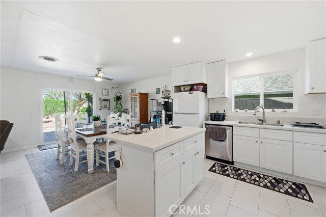 Detail Gallery Image 16 of 38 For 1080 Sapphire, Corona,  CA 92882 - 4 Beds | 2 Baths