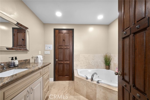 38225 Camino Sierra Road, Temecula CA: https://media.crmls.org/medias/26a515fd-a272-4491-a15e-9fd951ba0e9d.jpg