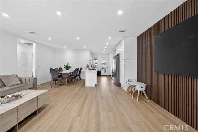 Detail Gallery Image 4 of 33 For 17007 Bassett St, Van Nuys,  CA 91406 - 4 Beds | 2 Baths