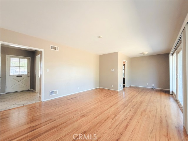 Detail Gallery Image 8 of 17 For 10360 Haskell, Granada Hills,  CA 91344 - 3 Beds | 2 Baths