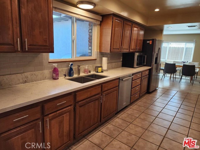 7543 Enfield Avenue, Reseda CA: https://media.crmls.org/medias/26a7da6d-7b0f-4e60-904e-a32e58f5c08b.jpg