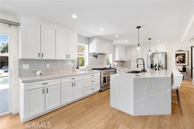 Detail Gallery Image 4 of 69 For 23202 Aetna St, Woodland Hills,  CA 91367 - 5 Beds | 4 Baths