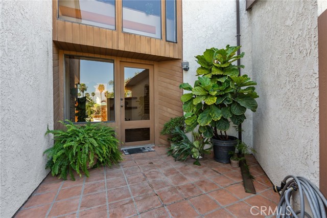 Detail Gallery Image 5 of 53 For 3902 Legend Cir, Huntington Beach,  CA 92649 - 6 Beds | 2/1 Baths