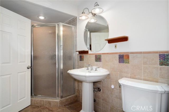 Detail Gallery Image 16 of 27 For 19324 Victory Bld, Reseda,  CA 91335 - 4 Beds | 3 Baths