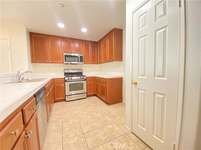 Image 6 of 21 For 15605 Lasselle Street 6