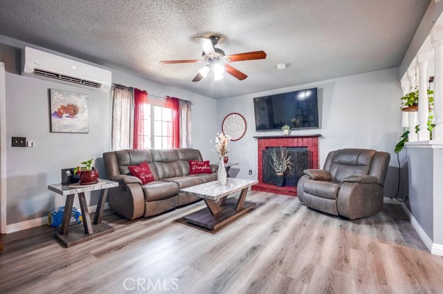 Detail Gallery Image 4 of 29 For 301 W Easton St, Rialto,  CA 92376 - 3 Beds | 2 Baths