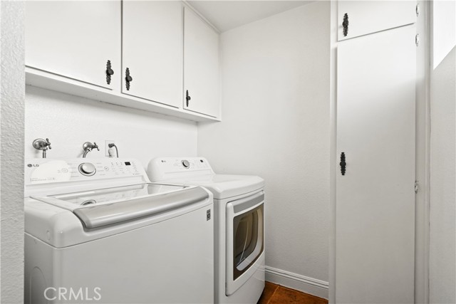 Detail Gallery Image 8 of 28 For 18409 Collins Street #D,  Tarzana,  CA 91356 - 2 Beds | 2/1 Baths