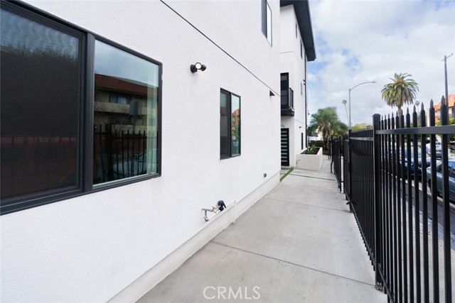 Detail Gallery Image 10 of 42 For 443 N Harvard Bld, Los Angeles,  CA 90004 - 3 Beds | 3 Baths