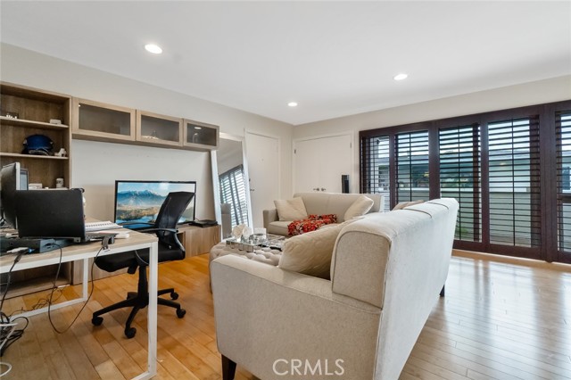 Detail Gallery Image 4 of 29 For 1720 Westcliff Dr #10,  Newport Beach,  CA 92660 - 1 Beds | 1 Baths