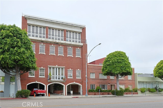 441 S Beverly Drive Beverly Hills, California 441 and 445 are being Sold Together! Parcel number's 4330-027-004 and 4330-027-027. Current use is Office Building