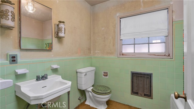 Detail Gallery Image 29 of 37 For 1804 N Heliotrope Dr, Santa Ana,  CA 92706 - 5 Beds | 4 Baths