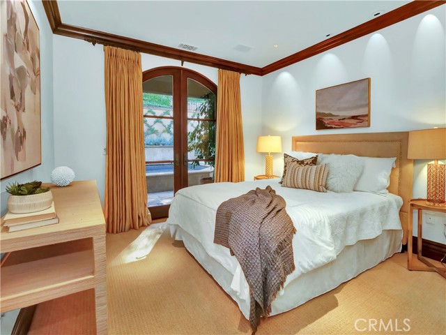 Guest bedroom with access to pool