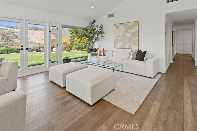 1056 Madison Place, Laguna Beach CA: https://media.crmls.org/medias/26cd1cb4-d383-43c8-908b-d8be37f6d333.jpg