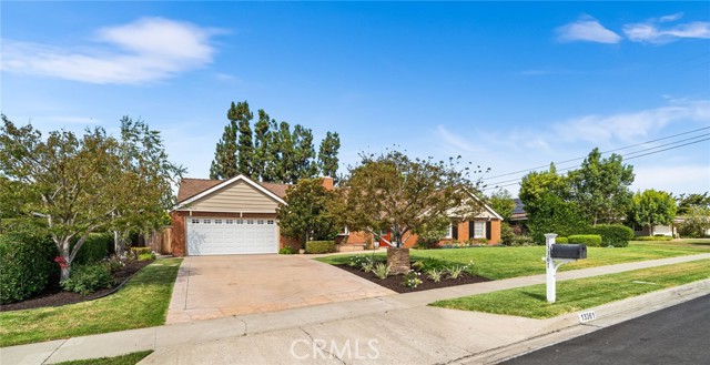 13361 Kootenay, North Tustin CA: https://media.crmls.org/medias/26cda61d-74cc-47a6-b551-9676d8ec1c00.jpg