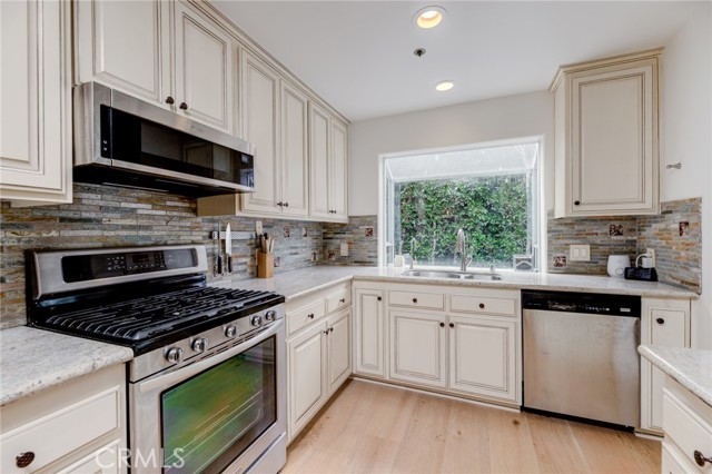 Detail Gallery Image 19 of 42 For 1924 Ruhland Ave #B,  Redondo Beach,  CA 90278 - 3 Beds | 2/1 Baths