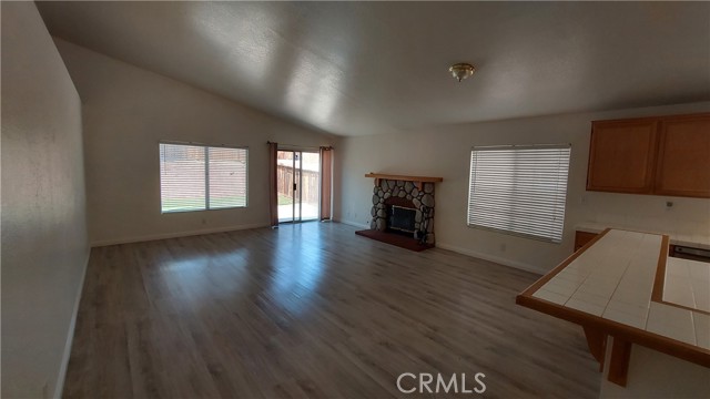 12856 Gifford Way, Victorville CA: https://media.crmls.org/medias/26d1992f-8df4-49b6-8340-56158b6c058e.jpg