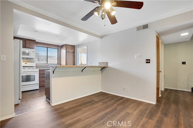 Detail Gallery Image 6 of 21 For 13623 Valerio #C,  Van Nuys,  CA 91405 - 2 Beds | 2/1 Baths