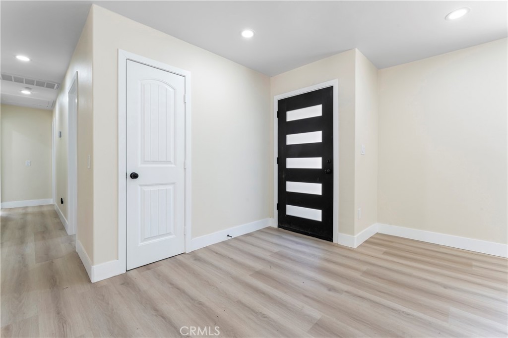 https://media.crmls.org/medias/26d320e1-96c6-412f-ba73-4b2283c2a491.jpg?preset=X-Large