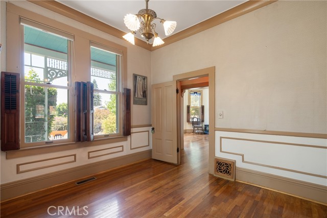 211 E Virginia Avenue, Glendora CA: https://media.crmls.org/medias/26d459f4-1dd5-43ba-8fd9-40f52fd963d3.jpg