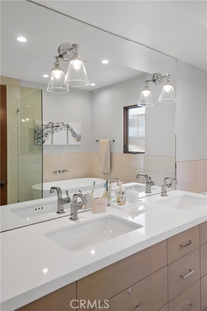 221 36th Street, Manhattan Beach, California 90266, 3 Bedrooms Bedrooms, ,3 BathroomsBathrooms,Residential,Sold,36th,SB22069794