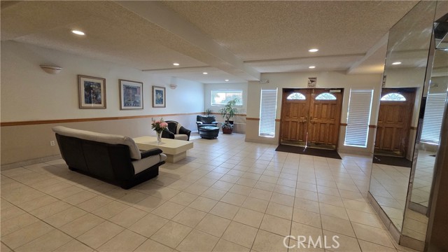 Detail Gallery Image 9 of 30 For 5400 Lindley Ave #105,  Encino,  CA 91316 - 2 Beds | 2 Baths