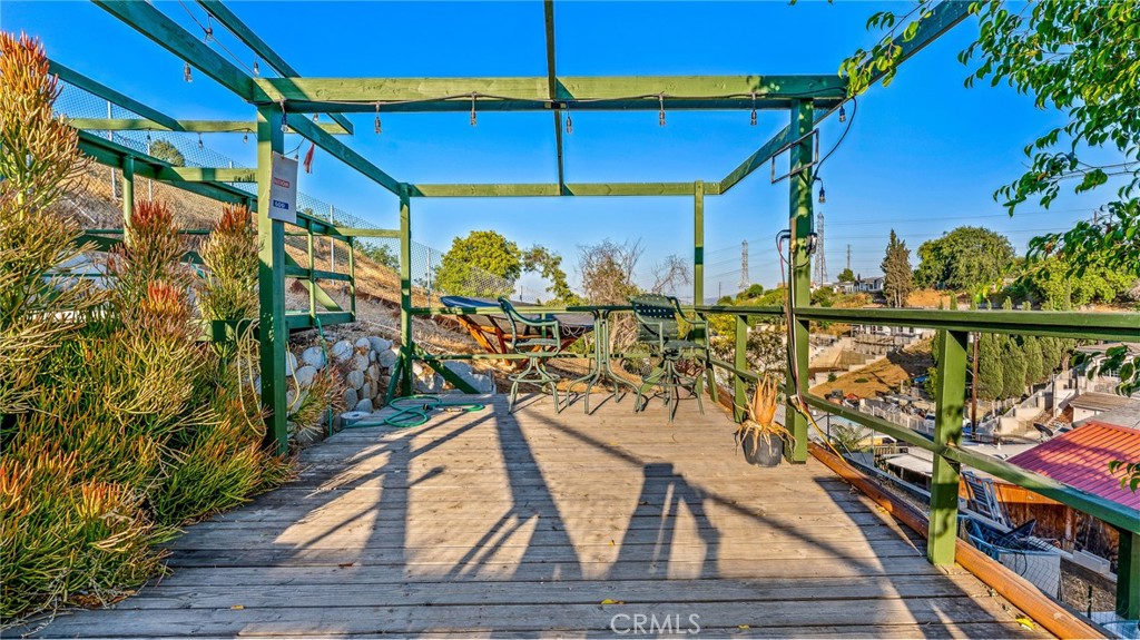 https://media.crmls.org/medias/26da51fd-0767-401c-8434-c1a0a21d7112.jpg?preset=X-Large