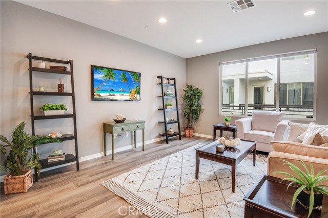Detail Gallery Image 3 of 60 For 12921 Mission Avenue #102,  Hawthorne,  CA 90250 - 2 Beds | 2/1 Baths
