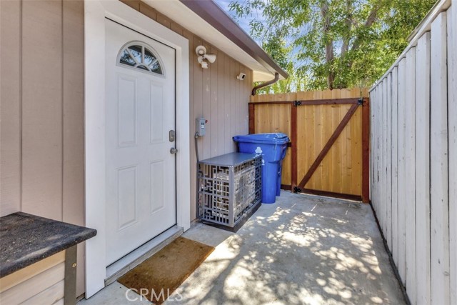 Detail Gallery Image 2 of 5 For 24019 Sylvan  St. Adu,  Woodland Hills,  CA 91367 - 1 Beds | 1 Baths