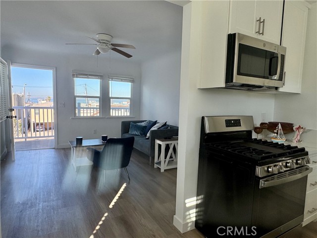 Detail Gallery Image 6 of 12 For 908 Manhattan Ave #D,  Hermosa Beach,  CA 90254 - 1 Beds | 1 Baths
