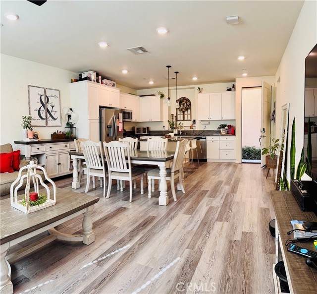 13949 Blossom Way, Eastvale CA: https://media.crmls.org/medias/26de2691-a4ee-48a1-97ee-fafd64e2bac6.jpg