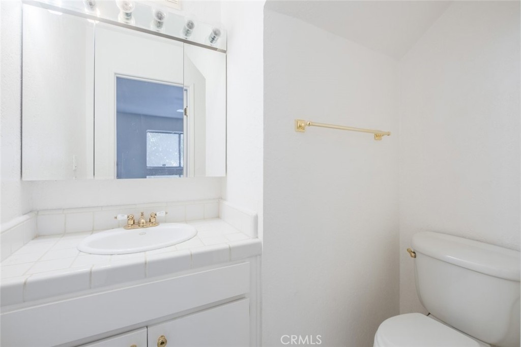 https://media.crmls.org/medias/26dfbc6a-daa0-4094-89e9-5923d442d867.jpg?preset=X-Large