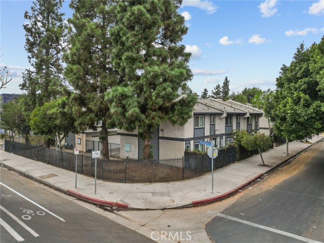 Detail Gallery Image 1 of 30 For 11014 Arminta St #13,  Sun Valley,  CA 91352 - 2 Beds | 2 Baths