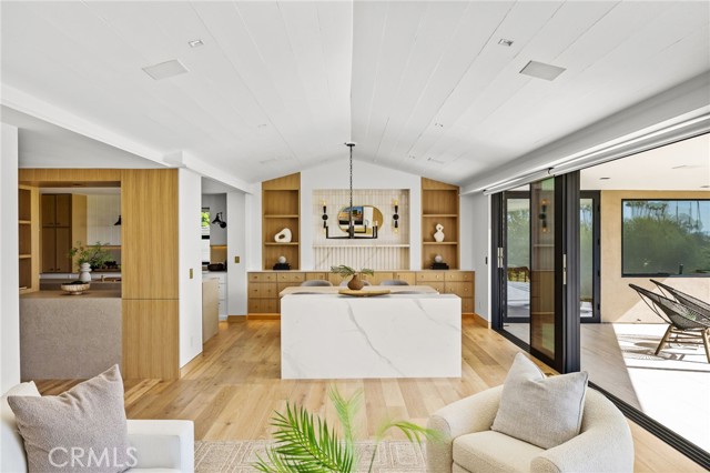 1075 Granville Drive, Newport Beach CA: https://media.crmls.org/medias/26e27557-a985-461e-8907-baa978a5949f.jpg