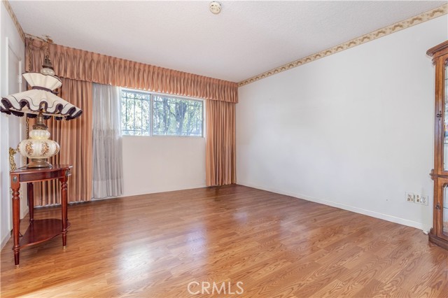 Detail Gallery Image 19 of 34 For 8811 Hayvenhurst Ave, North Hills,  CA 91343 - 4 Beds | 2 Baths