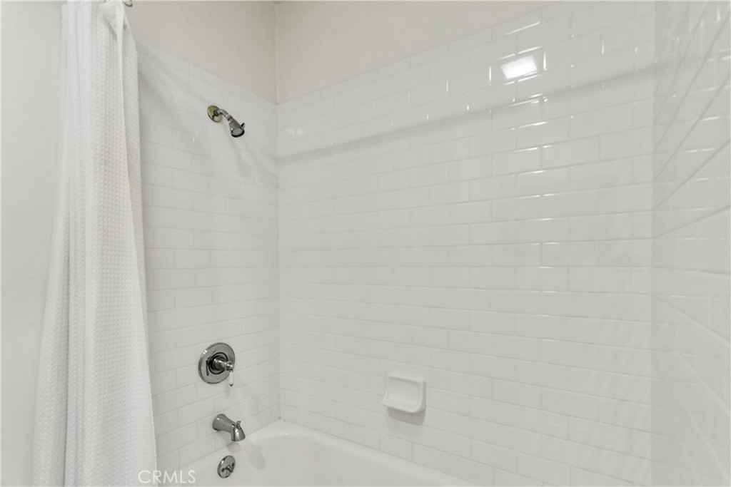 https://media.crmls.org/medias/26e444ff-af1e-4f2c-b5ce-074de2b86ddd.jpg?preset=X-Large