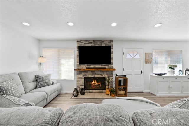 Detail Gallery Image 4 of 40 For 22637 Copper Hill #90,  Saugus,  CA 91350 - 2 Beds | 2/1 Baths