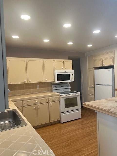 Detail Gallery Image 6 of 8 For 690 Lassen Way, Hemet,  CA 92544 - 2 Beds | 2 Baths