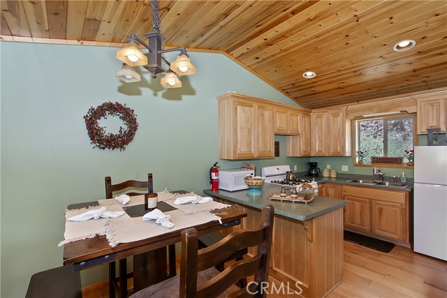 Detail Gallery Image 7 of 26 For 33653 Green Valley Ln, Green Valley Lake,  CA 92341 - 1 Beds | 1 Baths