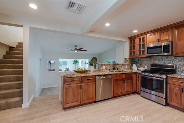 Detail Gallery Image 8 of 50 For 3822 S Cloverdale Ave, Los Angeles,  CA 90008 - 5 Beds | 3 Baths