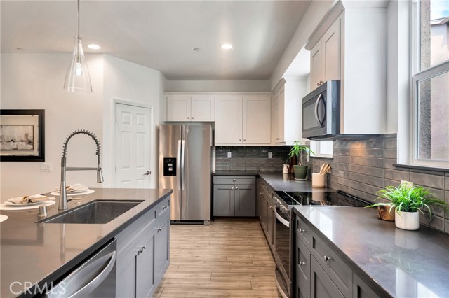 Detail Gallery Image 20 of 43 For 2132 Lacy Crossing Dr, Santa Ana,  CA 92701 - 4 Beds | 3/1 Baths