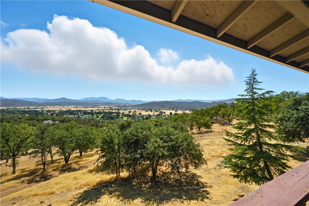 https://media.crmls.org/medias/26f0b580-79cb-42f5-a3e3-f6927d6634ac.jpg?preset=X-Large